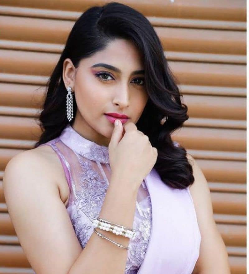 ಹಳ್ಳಿ ಪಾತ್ರದಲ್ಲಿ ಏನಿದೆ ವಿಶೇಷ?: ತುಂಬಾ ಬೋಲ್ಡ್ ಆಗಿ ವರ್ತಿಸುವ ಹುಡುಗಿ. ಪಾತ್ರದ ಹೆಸರು ಸುಜಾತ. ಎಲ್ಲರು ಸೂಜಿ ಅಂತ ಕರೆಯುತ್ತಾರೆ.