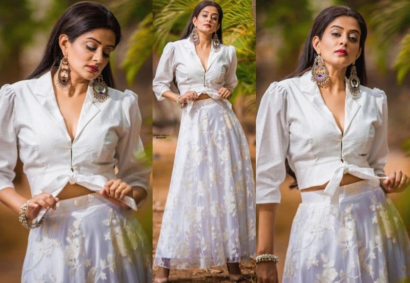 ప్రస్తుతం ప్రియమణి `ఢీ` షోకి జడ్జ్ గా చేయడంతోపాటు వెంకటేష్తో `నారప్ప` చిత్రంలో నటిస్తుంది. ఇందులో నటించడంపై `సినిమాకి మనం కలిసి పనిచేయాలని రాసి పెట్టి ఉందేమో` వెంకీ అనడం హ్యాపీగా అనిపించిందని చెప్పింది. ఈసినిమాతోపాటు `విరాటపర్వం`లో నక్సలైట్గా నటిస్తుంది ప్రియమణి. అలాగే హిందీలో `మైదాన్`లో, అలాగే `సైనైడ్`, `కొటేషన్ గ్యాంగ్` చిత్రాలు చేస్తుంది ప్రియమణి.