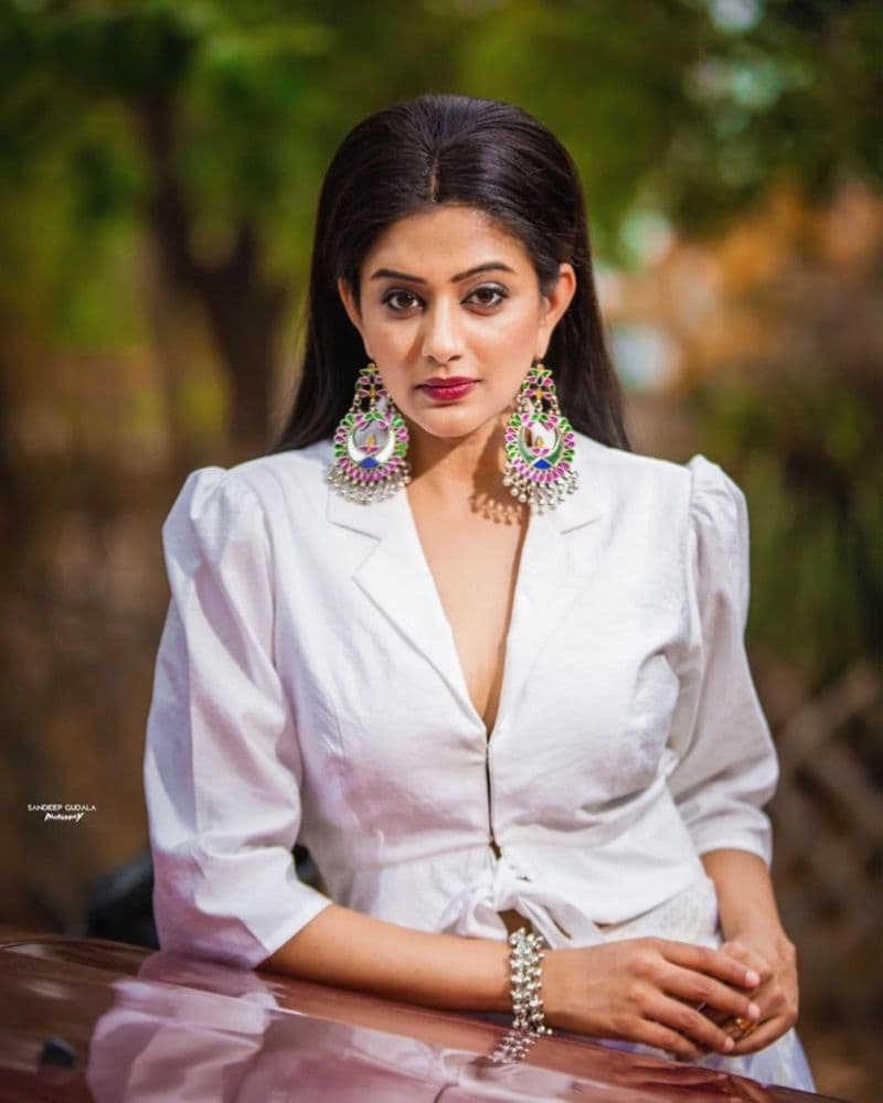 జాతీయ ఉత్తమ నటి అవార్డు సొంతం చేసుకున్న ప్రియమణి దర్శక నిర్మాతల ఫస్ట్ ఛాయిస్ గా మారారు. సినిమాలో కీలమైన పాత్రల కోసం ఆమెనే సంప్రదిస్తున్నారు. ఇక సీనియర్ హీరోల పక్కన హీరోయిన్ అంటే ప్రియమణినే మంచి జోడిగా భావిస్తున్నారు.