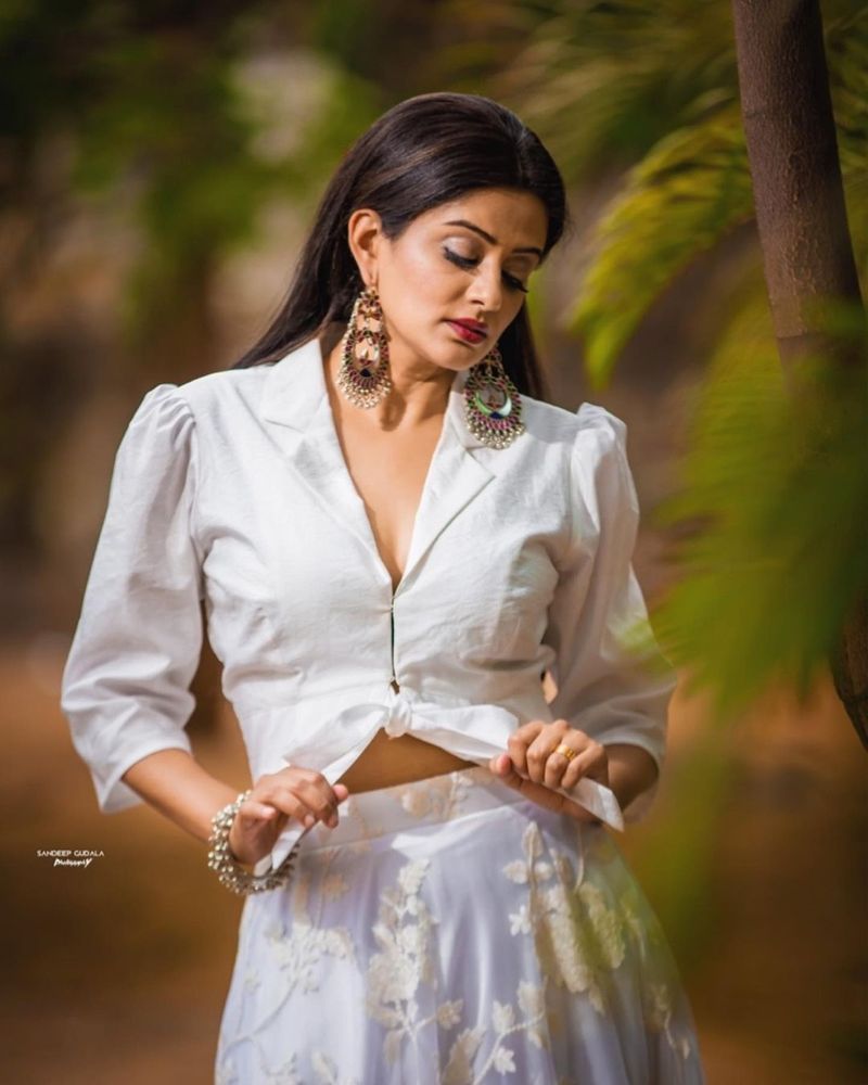 తెలుగులో విరాటపర్వం మూవీలో లేడీ నక్సలైట్ గా భారతక్క అనే కీలక రోల్ చేస్తున్నారు ప్రియమణి. అలాగే వెంకటేష్ హీరోగా తెరకెక్కుతున్న నారప్ప మూవీలో ఆయన భార్య పాత్ర చేస్తున్నారు. ఈ మూవీలో మధ్య వయస్కురాలైన ఇల్లాలుగా ప్రియమణి పాత్ర ఉండనుంది.