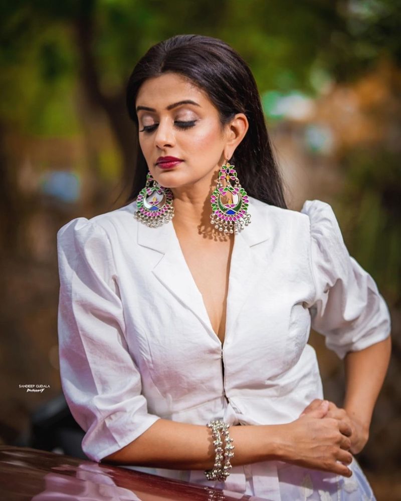 వీటితో పాటు హిందీలో అజయ్ దేవ్ గణ్ హీరోగా తెరకెక్కుతున్న స్పోర్ట్స్ డ్రామా మైదాన్ మూవీలో సైతం ప్రియమణి అవకాశం దక్కించుకోవడం విశేషం.