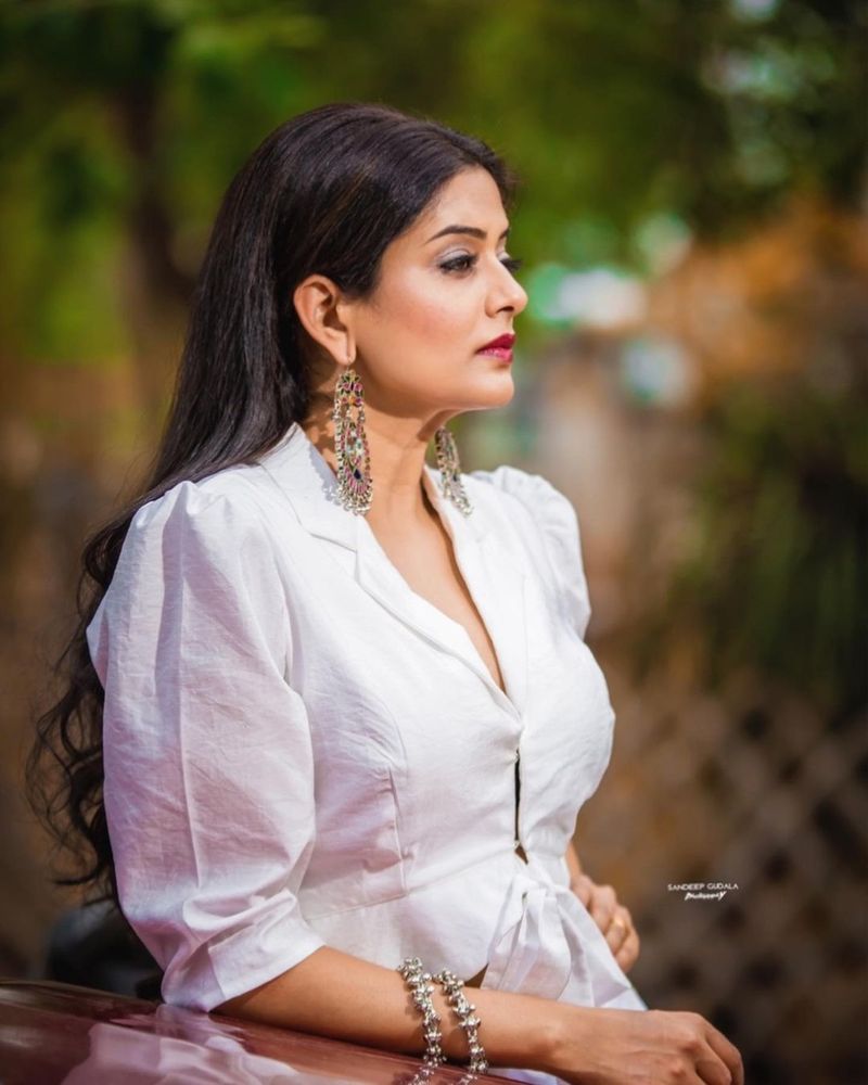 ఇవే కాకుండా మరో రెండు తెలుగు సినిమాలు, మూడు కన్నడ, ఓ తమిళ చిత్రంలో ప్రియమణి కీలక రోల్స్ చేస్తున్నారు. నటిగా ఇంత బిజీగా ఉన్నప్పటికీ టీవీ ప్రోగ్రామ్స్ కూడా వదలడం లేదు ప్రియమణి.