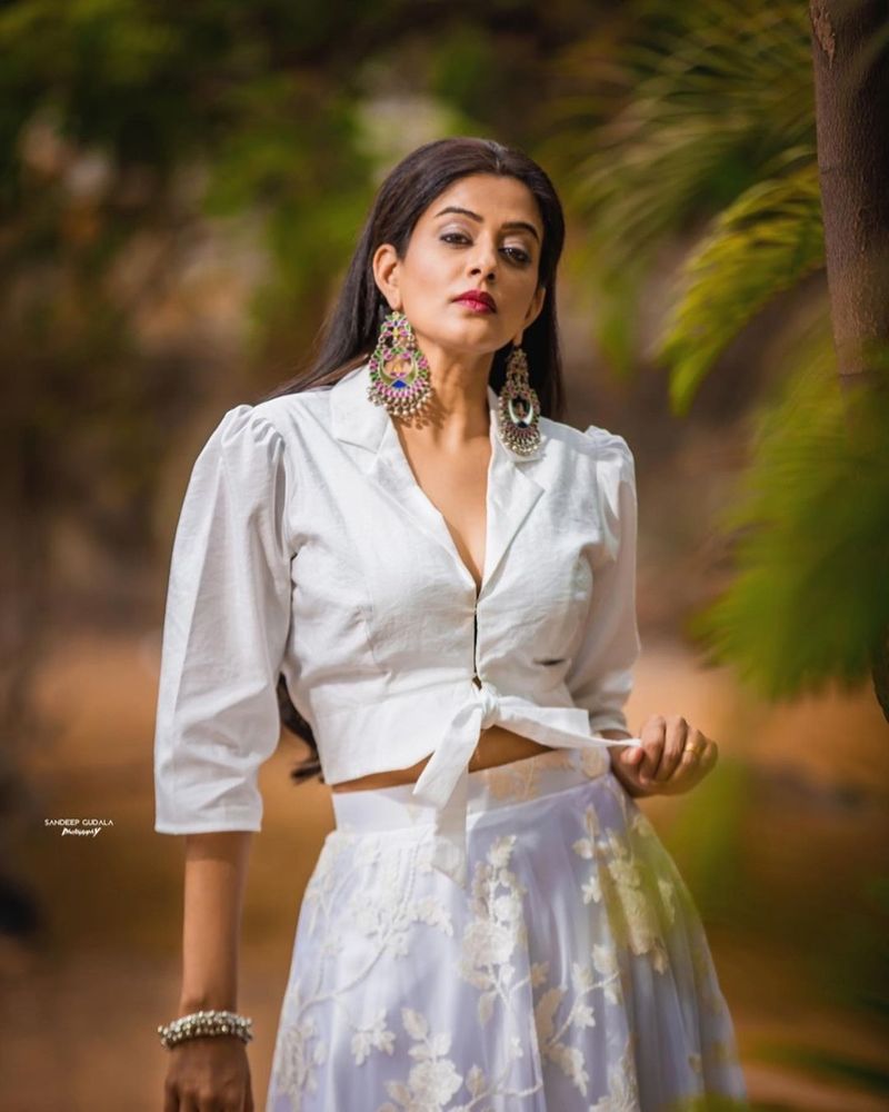 కాగా ప్రియమణి ఫోటో షూట్స్ కి ఫేమస్ అయ్యారు. పెళ్ళైనా కూడా తన గ్లామర్ పవర్ తగ్గలేదని ప్రియమణి నిరూపిస్తుంది. హాట్ హాట్ ఫోటో షూట్స్ చేస్తూ ఫ్యాన్స్ ని ఫిదా చేస్తుంది.