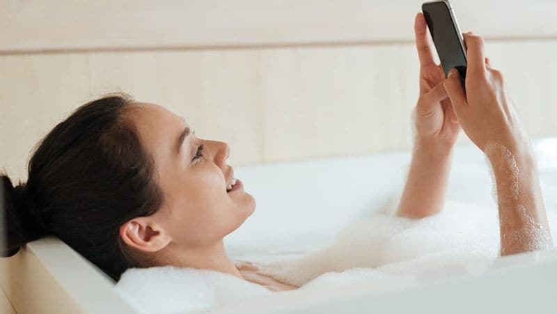 1.5 सेकेंड का फुटेज रिकॉर्ड करता है आईफोन का कैमरा
अगर iphone के उस फीचर के बारे में बात की जाए तो आपको बता दें कि फोन कैमरा में एक फीचर होता है, जिसमें स्टील इमेज लेने से पहले और बाद का 1.5 सेकेंड का फुटेज रिकॉर्ड करता है। इससे आस-पास की चीजें भी उसमें आ जाती है। 