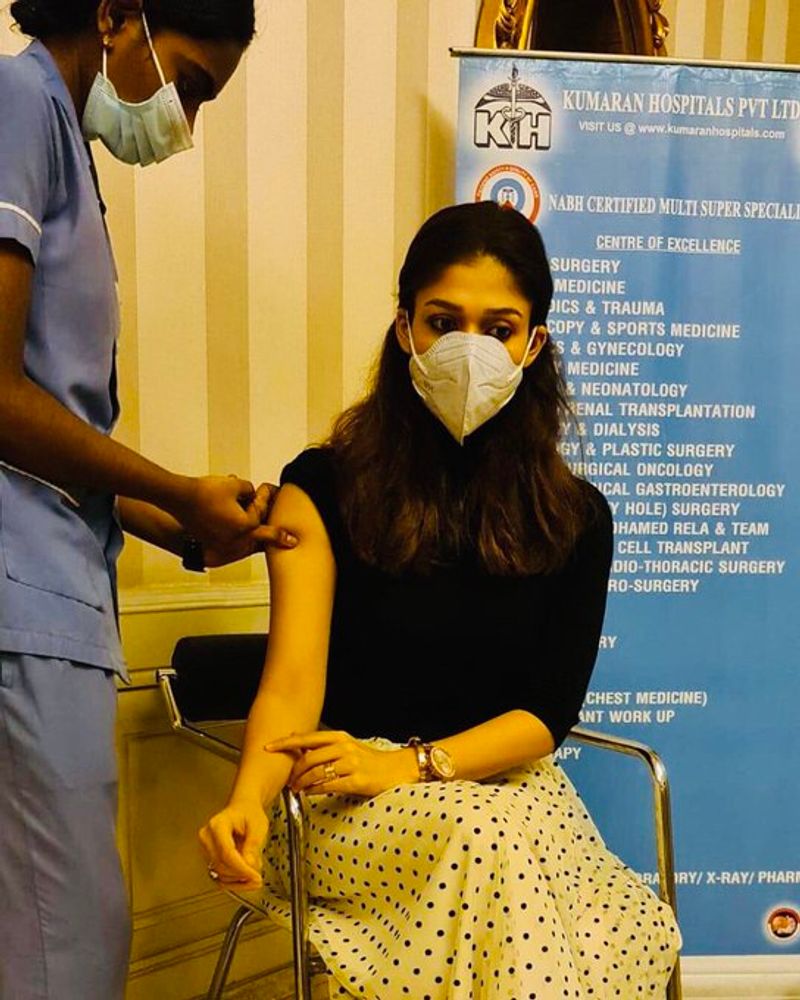 இந்நிலையில் நயன்தாரா தடுப்பூசி போட்டு கொண்ட புகைப்படம் சர்ச்சையை ஏற்படுத்தியுள்ளது. அதில் நர்ஸ் விரல்கள் மட்டுமே தெரிகிறதே தவிர, ஊசி தெரியவே இல்லை. எனவே நெட்டிசன்கள் பலர், உண்மையிலேயே நயன்தாரா ஊசி போட்டு கொண்டாரா? என சந்தேகத்தில் கேள்வி எழுப்பி வருகிறார்கள்.