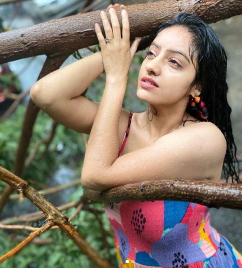 ಮುಂಬೈನಲ್ಲಿ ಮಾನ್ಸೂನ್ ಎಂದರೆ ಬಿಸಿ ಚಹಾ ಮತ್ತು ಪಕೋಡಕ್ಕಗೆ ಸಮ. ಬಹಳಷ್ಟು ಜನರಿಗೆ ಸೈಕ್ಲೋನ್ ಬಂದರೂ ಬದುಕಲು ವ್ಯವಸ್ಥೆ ಇದೆ. ತೌಕ್ಟೇ ಚಂಡಮಾರುತವು ಗುಜರಾತ್ ಕರಾವಳಿಯಲ್ಲಿ ಭೂಕುಸಿತವನ್ನು ಉಂಟುಮಾಡಿದ್ದರಿಂದ, 13 ಜನರು ಸಾವನ್ನಪ್ಪಿದರು, ನೆರೆಯ ರಾಜ್ಯವಾದ ಮಹಾರಾಷ್ಟ್ರ, ಅದರಲ್ಲೂ ವಿಶೇಷವಾಗಿ ಮುಂಬೈ, ಚಂಡಮಾರುತದ ಪರಿಣಾಮಗಳಿಗೆ ಸಾಕ್ಷಿಯಾಯಿತು.
