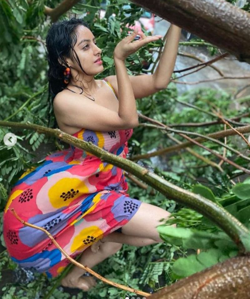 ಫೋಟೋಶೂಟ್ಗೆ ಶೀರ್ಷಿಕೆ ನೀಡಿ, “ನೀವು ಚಂಡಮಾರುತವನ್ನು ಶಾಂತಗೊಳಿಸಲು ಸಾಧ್ಯವಿಲ್ಲ, ಪ್ರಯತ್ನಿಸುವುದನ್ನು ನಿಲ್ಲಿಸಿ. ನೀವು ಏನು ಮಾಡಬಹುದೆಂದರೆ ನಿಮ್ಮನ್ನು ಶಾಂತಗೊಳಿಸಿ, ಪ್ರಕೃತಿಯನ್ನು ಅಪ್ಪಿಕೊಳ್ಳಿ ಎಂದಿದ್ದಾರೆ.