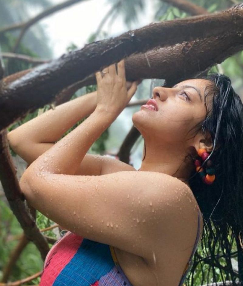 ಎರಡನೇ ಪೋಸ್ಟ್ಗೆ ವೀಡಿಯೊವನ್ನು ಸೇರಿಸಿ ಜೀವನವು ಚಂಡಮಾರುತವು ಹಾದುಹೋಗುವವರೆಗೆ ಕಾಯುತ್ತಿಲ್ಲ, ಅದು ಮಳೆಯಲ್ಲಿ ನೃತ್ಯ ಮಾಡಲು ಕಲಿಯುತ್ತಿದೆ ಎಂದು ಬರೆದಿದ್ದಾರೆ.