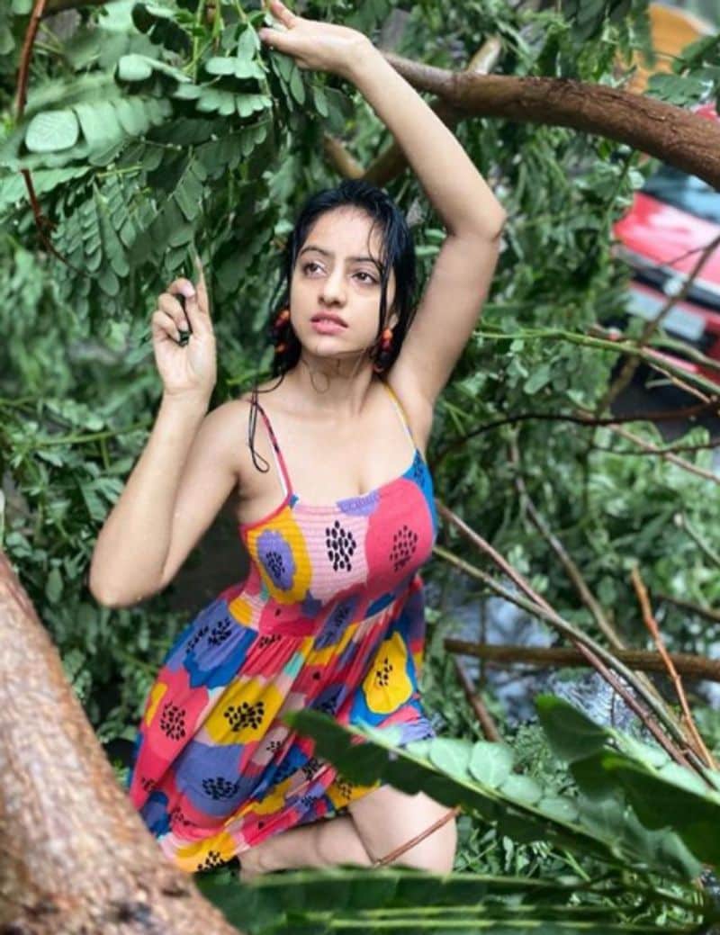 ಉರುಳಿ ಬಿದ್ದ ಮರದ ಜೊತೆ ತನ್ನ ಫೋಟೋಶೂಟ್ ಅನ್ನು ಏಕೆ ಮಾಡಿದ್ದಾರೆ ಎಂದು ತಿಳಿಸಿದ್ದಾರೆ. ಈ ಮರವು ನನ್ನ ಮನೆಯ ಹೊರಗೆ ಬಿದ್ದಿದೆ, ಯಾರೂ ಗಾಯಗೊಂಡಿಲ್ಲ, ಆದರೆ ಅದನ್ನು ನನ್ನ ಬಾಗಿಲಿನಿಂದ ಸರಿಸುವಾಗ, ರೋಹಿತ್ ಮತ್ತು ನಾನು ಸೈಕ್ಲೋನೆಟೌಕ್ಟೆಯನ್ನು ನೆನಪಿಟ್ಟುಕೊಳ್ಳಲು ಕೆಲವು ಫೋಟೋ ತೆಗೆದುಕೊಂಡೆವು ಎಂದಿದ್ದಾರೆ