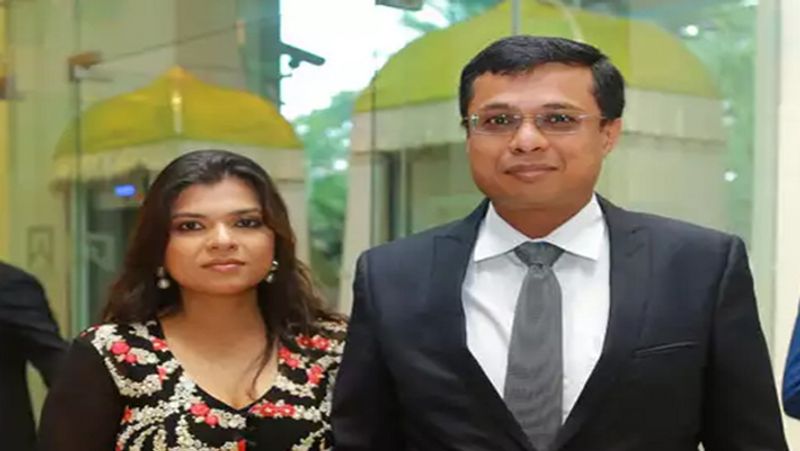 प्रिया- सचिन बंसल
फ्लिपकार्ट के सह-संस्थापक सचिन बंसल की पत्नी का नाम प्रिया बंसल हैं। वह एक डेंटिस्ट हैं और बैंगलुरु के कोरमंगला में प्रिया डेंटल क्लिनिक चलाती हैं। दोनों को एक-दूसरे के साथ कम ही समय मिलता है, लेकिन जब भी दोनों साथ होते हैं, मूवी या डेट पर जरूर जाते हैं।