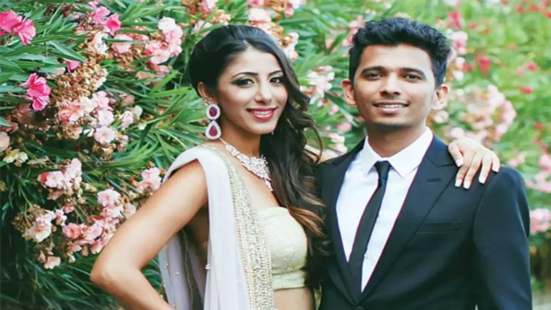 शिल्पा ठाकुर- दीपक रवींद्रन
लुकअप के सह-संस्थापक दीपक रवींद्रन ने अमेरिका में जन्मी और पली-बढ़ी मॉडल और गायिका शिल्पा ठाकुर से शादी की है। रवींद्रन ने अपनी पत्नी शिल्पा ठाकुर को वेनिस में प्रपोज किया था। दोनों ने कैलिफोर्निया में सगाई की और केरल में एक ग्रैंड शादी हुई। शिल्पा में कैलिफोर्निया में एक वकील हैं और दुनिया भर में स्टार्टअप संस्थापकों के साथ काम करती हैं।