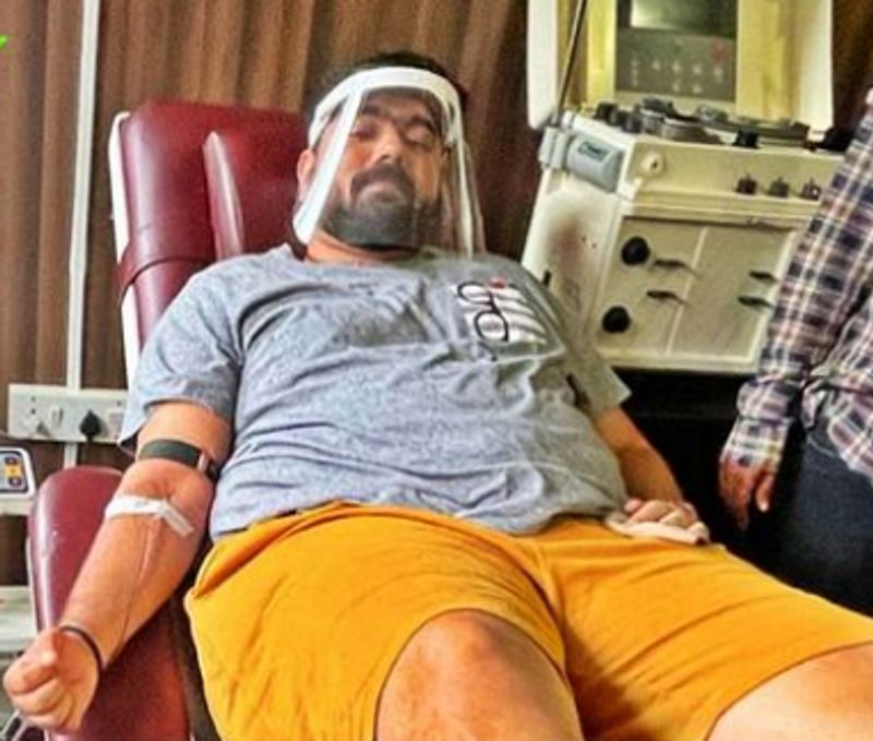 ರಕ್ತದಾನ ಇನ್ನೊಬ್ಬರ ಜೀವ ಉಳಿಸುತ್ತೆ, ಲಸಿಕೆ ನಮ್ಮ ಪ್ರಾಣ ಉಳಿಸುತ್ತದೆ ಎಂಬ ಸ್ಟೇಟ್ಮೆಂಟ್ ಜೊತೆಗೆ ರಕ್ತದಾನ ಮಾಡಿದ್ದಾರೆ.