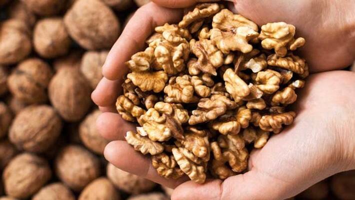 Eat a handful of walnuts a day according to a new study Eat a handful of walnuts a day according to a new study