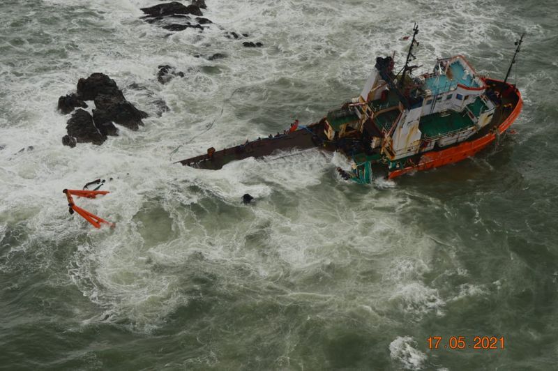 ঘূর্ণিঝড় তাউতে (Cyclone Tauktae)২০২১ সালের ভারত প্রথম যে ঘূর্ণিঝড়ের মোকাবিলা করে, সেটি হল আরব সাগর থেকে উত্থিত ঘূর্ণিঝড় তাউতে। ১৭ মে দক্ষিণ গুজরাতে আছড়ে পড়েছিল এই অত্যন্ত শক্তিশালী ঘূর্ণিঝড়। গুজরাতের পোরবন্দর, আমরেলি, জুনাগড়, গির সোমনাথ এবং আহমেদাবাদ, এবং মুম্বইসহ মহারাষ্ট্র ও গোয়াতেও এই ঝড় তাণ্ডব চালিয়েছে। সব মিলিয়ে ১৭৪ জনবের মৃত্যু হয়েছে। ৮১ জন এখনও নিখোঁজ।