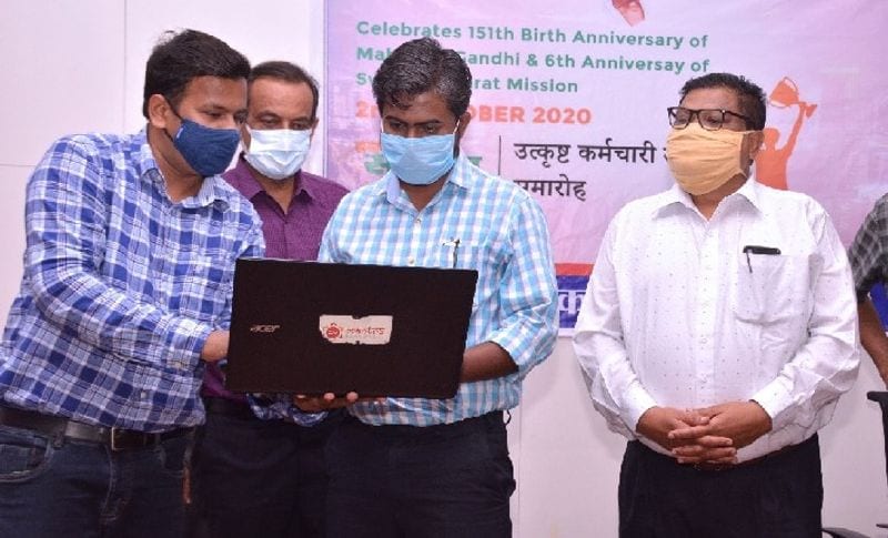 होनि को नहीं टाल सके आईएएस अफसर
बता दें कि अफसर अनूप कुमार सिंह ने मां रामदेवी को तबीयत बिगड़ने के बाद 13 अप्रैल को ग्वालियर के एक निजी अस्पताल में भर्ती करवाया था। जहां उनकी पहले कोरोना रिपोर्ट निगेटिव आई फिर पॉजिटिव आई और 35 दिन तक जिंदगी के संघर्ष करने के बाद मंगलवार को आखिरी सांस ली। पिछले करीब नौ दिनों से वेंटिलेटर पर थीं। 