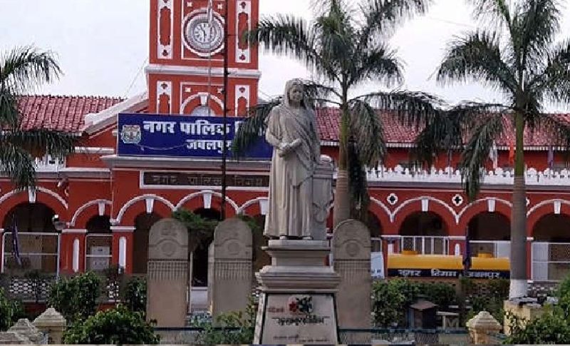  ईमानदार और शख्त छवि वाले अधिकारी हैं आईएएस अनूप
1987 में जन्में आईएएस अनूप कुमार सिंह मूलरुप से उत्तर प्रदेश के कानपुर के रहने वाले हैं। उनके परिवार में पिता और तीन बहनें हैं। एक बहन की शादी हो चुकी है। बताया जाता है कि अनूप बचपन से पढ़ने-लिखने में काफी अच्छे थे। वो बचपन से समाज सेवा करना चाहते थे, इसलिए उन्होंने सिविल सर्विसेज की राह चुनी। उनको शांत और सरल स्वभाव का आईएएस बताया जाता है। उनके बारे में लोग बताते हैं अनूप सिंह एक ईमानदार और शख्त छवि वाले अधिकारी हैं। 