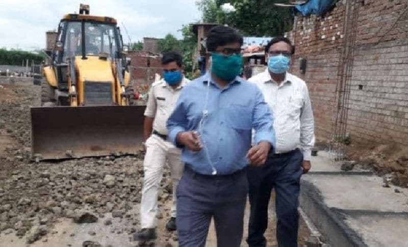  35 दिन तक दिन-रात की मां की सेवा
दुखद बात यह है कि अफसर अनूप कुमार सिंह ने 35 दिन तक दिन-रात अपनी मां की सेवा की। डॉक्टरों ने भी अपनी पूरी कोशिश की लेकिन वह नहीं बच सकीं। बेटा अपने सारे जरूरी काम छोड़कर मां को बचाने के लिए हर संभव प्रयास करता रहा। लेकिन विधाता के विधान को नहीं टाल सका। उन्होंने सरकार को एक लेटर भी लिखकर बताया था कि वह अपनी मां की देखभाल में व्यस्त हैं। वह इस स्थिति में नहीं हैं कि यह पद ग्रहण नही कर सकें।
