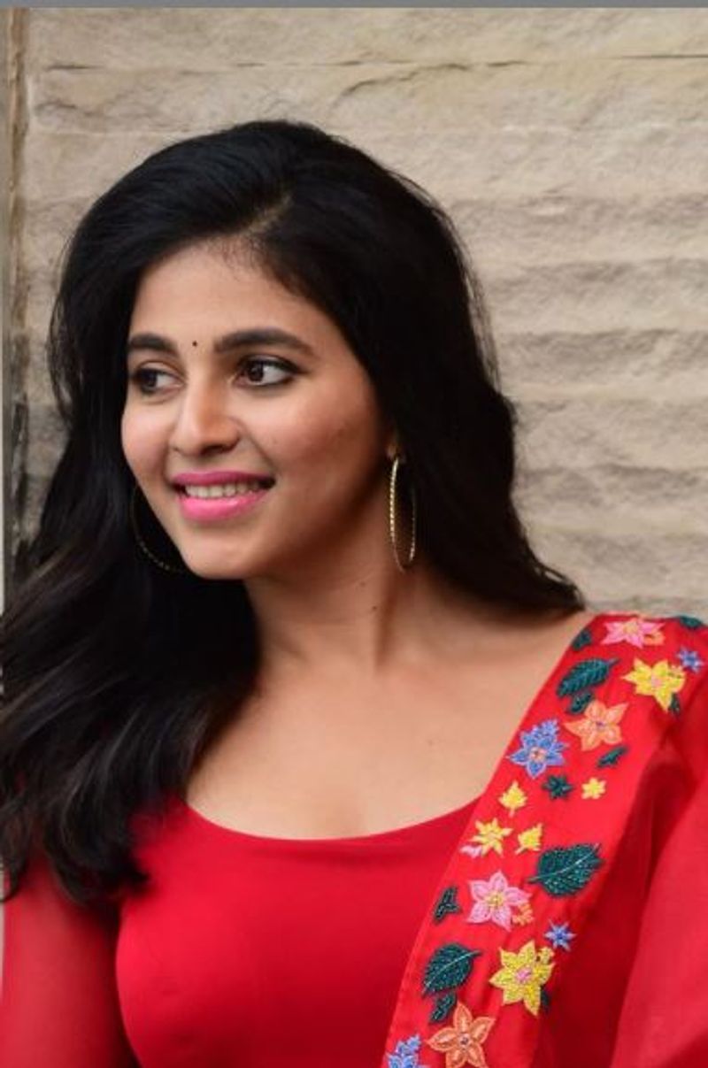 
அதனால் உடல் எடையைக் குறைக்க தீர்மானித்த அஞ்சலி, தீவிர உடற்பயிற்சிகளைச் செய்து உடல் எடையை கணிசமாக குறைத்துள்ளார்.