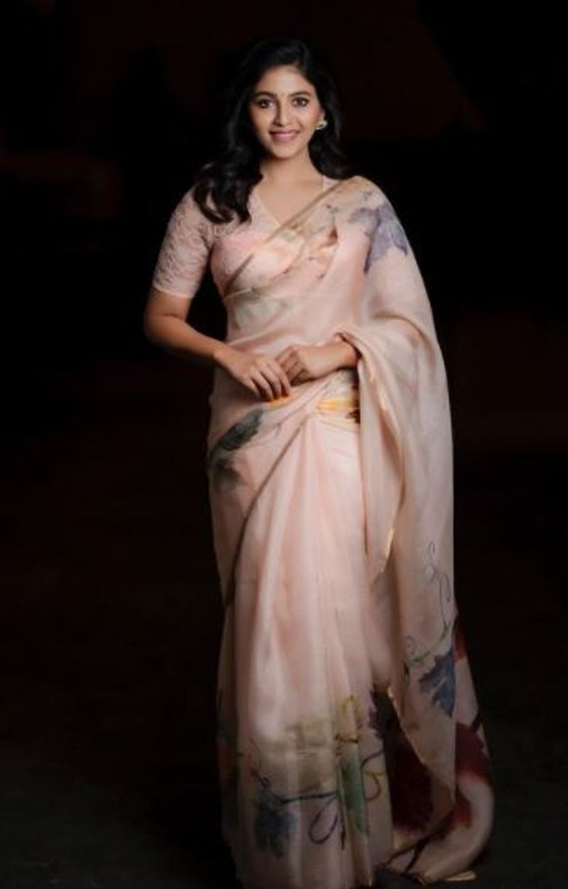 சமீபத்தில் இவர் நடிப்பில் வெளியான வக்கீல் சாப் படத்திற்கு நல்ல வரவேற்பு கிடைத்தாலும், அஞ்சானுக்கு ஹீரோயின் வாய்ப்புகள் கைக்கு எட்டவில்லை.