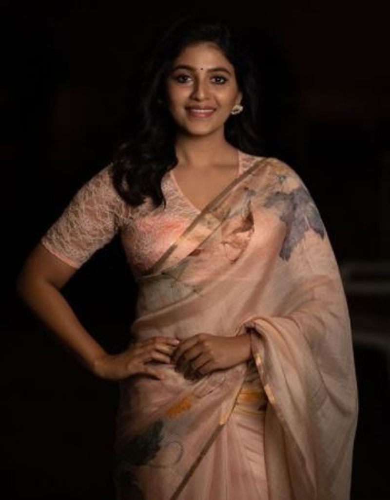 இவரது இந்த அதிரடி மாற்றத்தை கண்ட ரசிகர்கள் இது தான் உங்களுக்கு அழகு என புகழ்ந்து வருகிறார்கள்.
