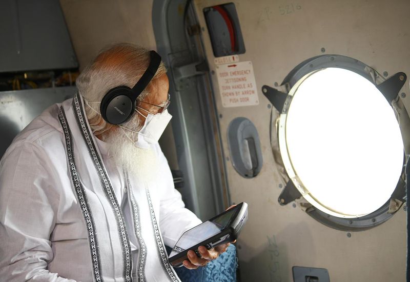 കേന്ദ്രഭരണ പ്രദേശമായ ഡിയുവിനൊപ്പം ഗുജറാത്തിലെ ഗിർ-സോംനാഥ്, ഭാവ്നഗർ, അമ്രേലി ജില്ലകളിലെ ചുഴലിക്കാറ്റ് ബാധിത പ്രദേശങ്ങള് കാണുന്നതിനായി സൈനീക ഹെലികോപ്റ്ററിലായിരുന്നു മോദി എത്തിയത്.