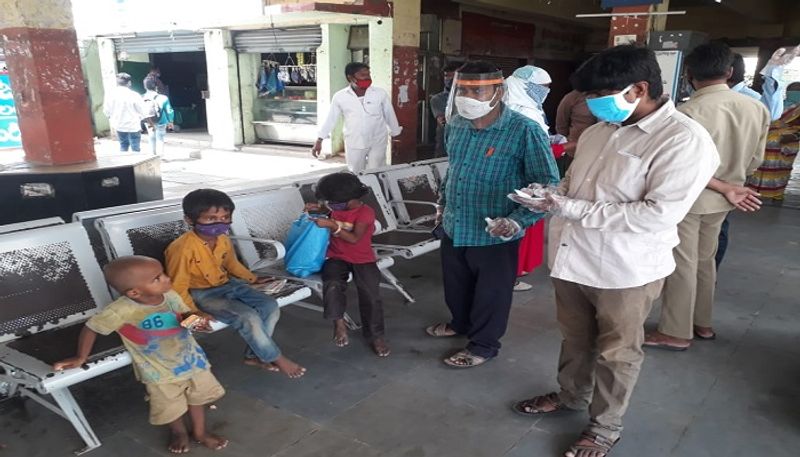 కావాల్సిన నిత్యావసర సరుకులు, పిల్లలకు ఇచ్చే అంగన్ వాడీ పోషకాహారం అందించారు. అనంతరం గ్రామ సర్పంచ్ తో మాట్లాడి ఆమె సంరక్షణ బాధ్యతలు అప్పగించారు. అంగన్ వాడీ కేంద్ర పర్యవేక్షణలో వారికి కావల్సిన సంరక్షణ చేపడుతున్నారు. సరైన సమయంలో సరైన విధంగా స్పందించి చేయుతనందించిన మహిళా, శిశు సంక్షేమ శాఖ అధికారులను, సర్పంచ్ ను మంత్రి అభినందించారు