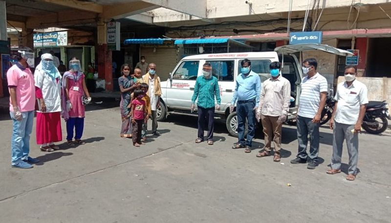 ఫలితంగా బస్టాండ్లోనే ఎప్పుడో ఒకప్పుడు దొరికే అన్నం పొట్లం ఆ ముగ్గురు పిల్లల కడుపు నింపడానికే సరిపోవడం లేదు. తల్లికి ఉపవాసాలు తప్పడం లేదు. ఇది జోగిపేట, ధాకూర్ కి చెందిన పద్మ దైన్య స్థితి.