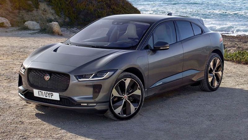 Jaguar की ओर से दावा किया गया है कि ये एक बार चार्ज होने के बाद 470 किमी तक का सफर तय कर चुकी है और 15 मिनट की DC 100 kW चार्जिंग के साथ 127 किमी चल सकती है।
