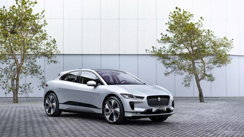 इसमें 90 kWh की बैटरी है
अगर I-PACE कार के इंजन के बारे में बात की जाए तो इसमें 90 kWh की बैटरी है और इसमें दो परमानेंट चुंबक भी दिए गए हैं, जो सिंक्रोनस इलेक्ट्रिक मोटर्स के चारों पहियों तक पहुंचाती है। ऑल-व्हील-ड्राइव (AWD) पावरट्रेन 400 hp का पावर आउटपुट प्रदान करता है। 