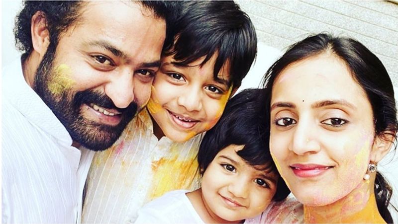 उन्होंने तेलुगु फिल्म से चाइल्ड आर्टिस्ट के तौर पर एक्टिंग की शुरुआत की थी। यह फिल्म 1996 में बनी थी और इसके लिए उन्हें नेशनल अवार्ड मिला था। उनके दादा एनटी रामाराव आंध्र प्रदेश के सीएम रह चुके हैं। इस वजह से एक्टर का नाम जूनियर एनटीआर पड़ा।