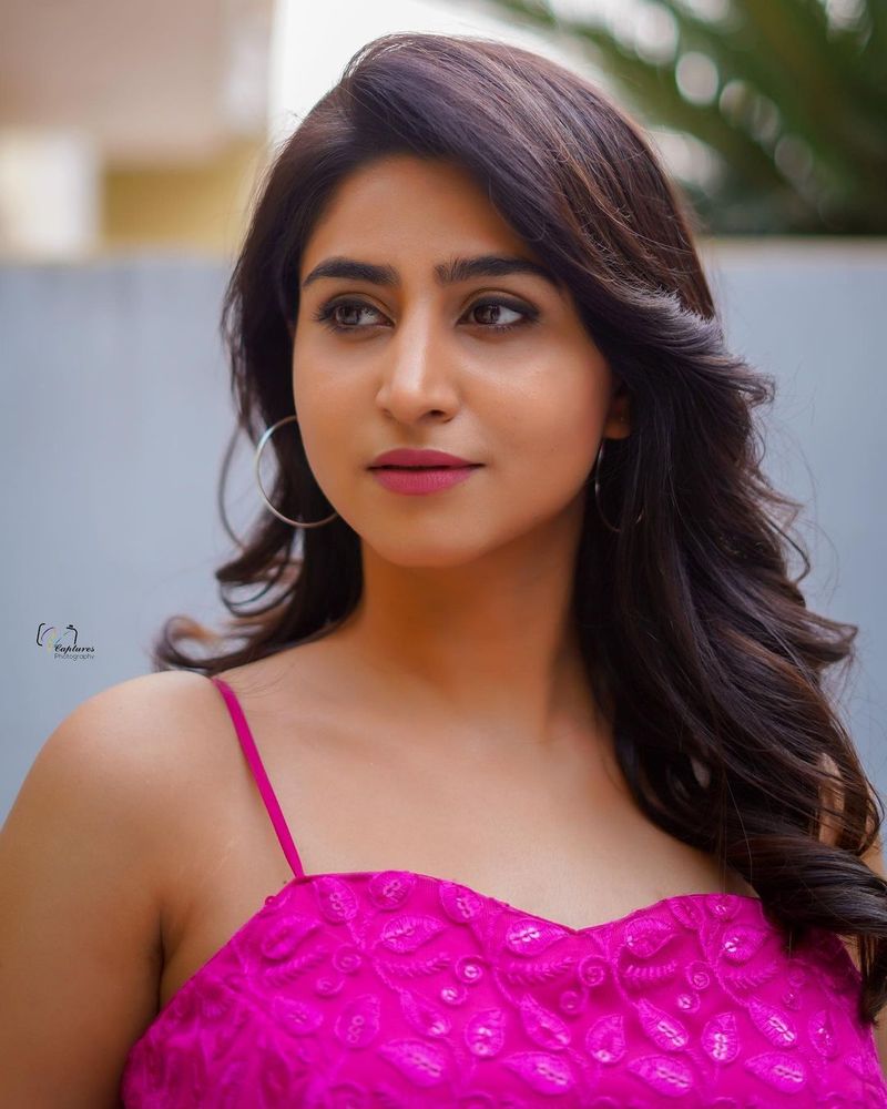 నిలువెత్తు అందాలతో కవ్వించే ఈ పొడుగు సుందరి అందాల కోసం ఎగబడే ఫ్యాన్స్ కి ఆమె హాట్ హాట్ ఫోటో షూట్స్ కన్నుల పండుగ అని చెప్పాలి. ఫ్యాన్స్ ని ఎప్పుడూ నిరాశకు గురి చేయని వర్షిణి క్రమం తప్పకుండా ఫోటో షూట్స్ చేస్తుంది.