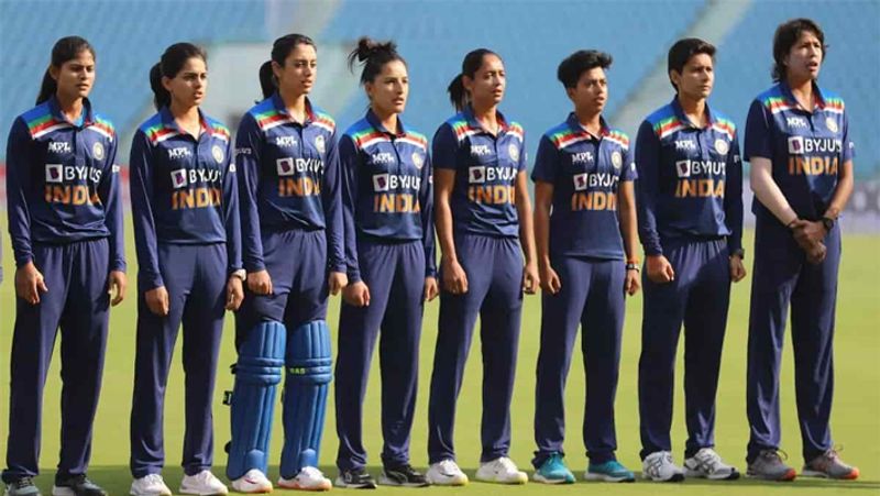 ఐసీసీ టోర్నీల్లో టీమ్ గెలిచిన డబ్బును, అంతర్జాతీయ క్రికెట్ మండలి సదరు క్రికెట్ బోర్డుకి పంపిస్తుంది. అలాగే బీసీసీఐకి ఈ మొత్తాన్ని అందచేసింది ఐసీసీ. అయితే బీసీసీఐ మాత్రం ఇప్పటికీ ఈ మొత్తాన్ని ప్లేయర్లకు ఇవ్వలేదు..