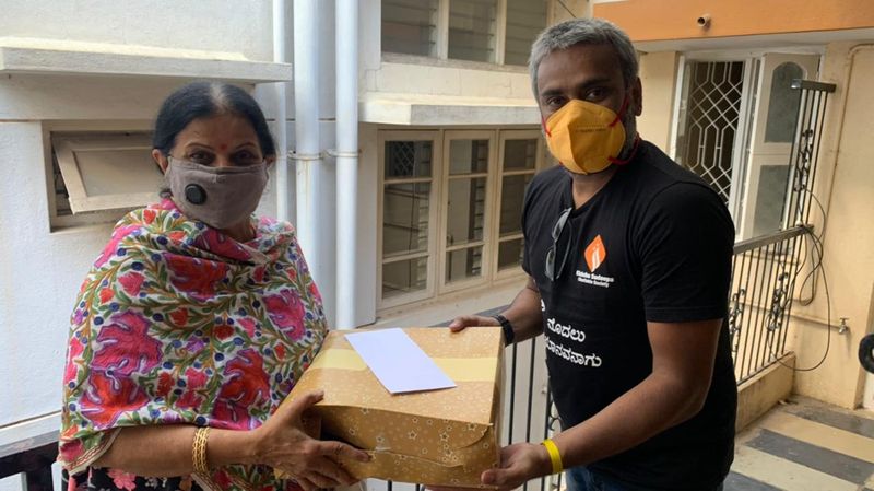 ತಿಂಡಿ ಕಿಟ್ನಲ್ಲಿ ಪತ್ರ ಇಡಲಾಗಿದೆ. 'ನನ್ನ ಕುಟುಂಬದ ಹಿರಿಯರು ನೀವು. ನೀವೆಲ್ಲಾ ಹೇಗಿದ್ದೀರಾ? ಪ್ರೀತಿಯಿಂದ ನಿಮ್ಮ ಕಿಚ್ಚ ಸುದೀಪ್,' ಪತ್ರದಲ್ಲಿ ಬರೆಯಲಾಗಿದೆ.