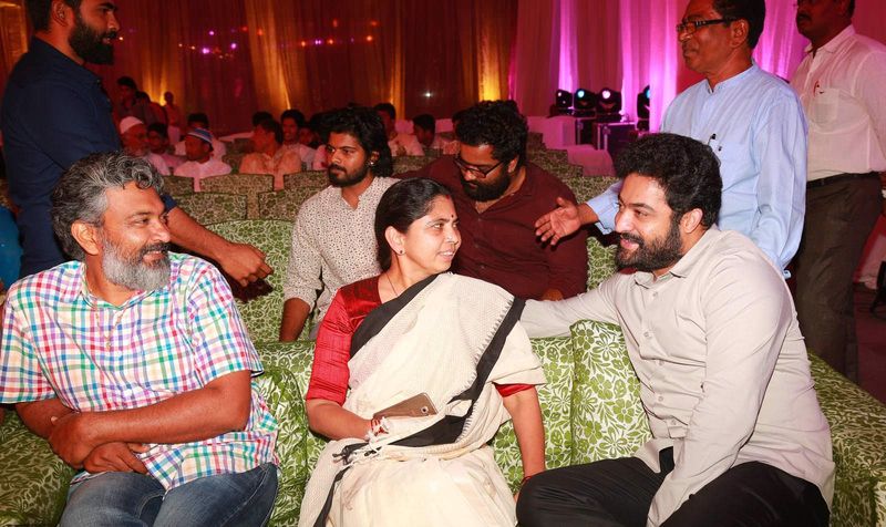 ఆర్ ఆర్ ఆర్ మూవీతో మరోమారు రాజమౌళి-ఎన్టీఆర్ రికార్డ్స్ బ్రేక్ చేయడానికి సిద్ధం అవుతున్నారు. పాన్ ఇండియా మూవీగా విడుదల కానున్న ఆర్ ఆర్ ఆర్ షూటింగ్ చివరి దశలో ఉంది.