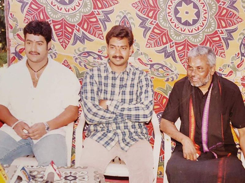 ఇక వీరి కాంబినేషన్ లో వచ్చిన మొదటి చిత్రం స్టూడెంట్ నంబర్ వన్ సూపర్ హిట్ కొట్టింది. ఎన్టీఆర్ కి అది హీరోగా మొదటి హిట్. తనకు మొదటి హిట్ ఇచ్చిన ఎన్టీఆర్ తోనే రాజమౌళి ఆయన రెండో చిత్రం సింహద్రి తెరకెక్కించారు. సింహాద్రి ఇండస్ట్రీ హిట్ గా నిలిచింది.