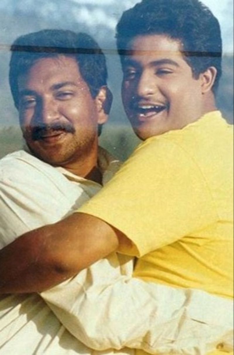 దర్శకుడు తాను అనుకున్న కథకు హీరో ఇలా ఉండాలని ఊహించుకుంటారు. రాజమౌళి ఊహించుకున్న దానికి ఎన్టీఆర్ సరిపోలలేదట. తక్కువ హైట్ తో బొద్దుగా ఉన్న ఎన్టీఆర్ ఆహార్యం రాజమౌళికి అసలు నచ్చలేదట.