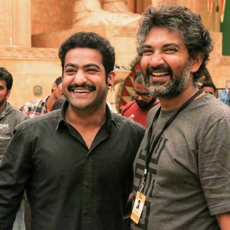 మరో వైపు దర్శకుడు రాజమౌళి తన డెబ్యూ మూవీ కోసం హీరోని వెతికే పనిలో ఉన్నారు. రాజమౌళి ఎవరో సలహా కారణంగా ఎన్టీఆర్ ని హీరోగా ఎంచుకోవాల్సి వచ్చింది. 18ఏళ్ళ ప్రాయంలో నూనూగు మీసాలతో ఉన్న ఎన్టీఆర్ ని చూసిన రాజమౌళి పూర్తిగా నిరాశ చెందారట.