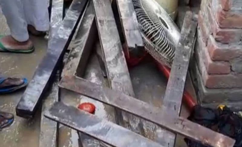  बताया जाता है कि हादसे के पहले पिता और एक बेटा पेशाब करने के लिए बाहर निकले थे, जिसकी वजह से उनकी जान बच गई। बता दें कि जो मकान गिरा है उसकी छत लकड़ी की कड़ियों से बनी हुई थी
