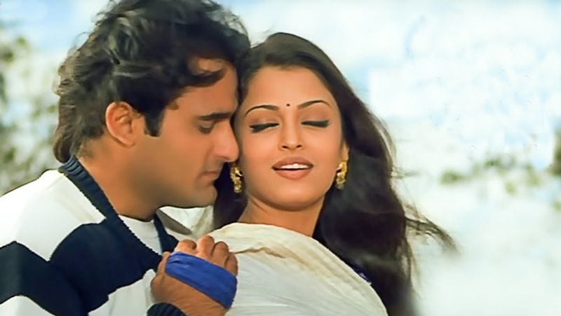 इंटरव्यू में अक्षय ने कहा था- ऐश्वर्या इतनी ज्यादा खूबसूरत हैं कि जब भी मैं उन्हें देखता था तो उनके चेहरे से नजर नहीं हटा पाता था। एक बार जब अक्षय करन जौहर के टॉक शो में पहुंचे थे तो करन ने उनसे से पूछा था कि फिल्म इंडस्ट्री में सबसे सेक्सी एक्ट्रेस कौन हैं, इसपर उन्होंने ऐश्वर्या राय का नाम लिया था।
