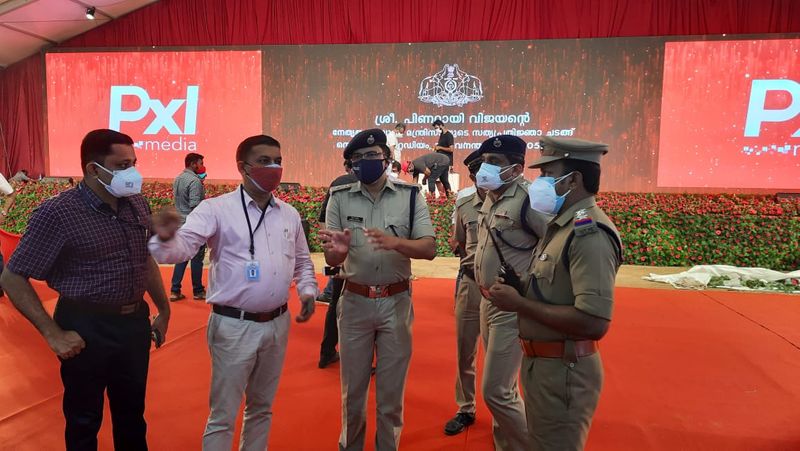 സത്യപ്രതിജ്ഞ ജനങ്ങളിലേക്ക് എത്തിക്കാൻ വെർച്വൽ സംഗീത ആൽബം പ്രദര്ശനത്തിന് സജ്ജമായി. 52 ഗായകരും സംഗീതഞ്ജരും ചേര്ന്നാണ് 'നവകേരള ഗീതാഞ്ജലി' ഒരുങ്ങുന്നത്. ഇഎംഎസ് മുതൽ പിണറായി വിജയൻ സർക്കാർ വരെ നവകേരള നിർമ്മാണത്തിൽ വഹിച്ച ഇടത് സര്ക്കാറുകളുടെ പങ്ക് വരച്ച് കാട്ടുന്നതാണ് സംഗീത ആൽബം