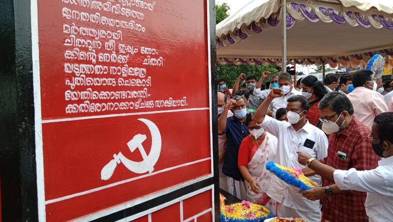 മുഖ്യമന്ത്രിയുൾപ്പടെ മന്ത്രിസഭയിലെ 21 അംഗങ്ങളും കൊവിഡ് മഹാമാരിക്കിടെയുള്ള പരിമിതികൾക്കിടയിലും പതിവ് തെറ്റിക്കാതെ സമരഭൂമിയിൽ ആദരമർപ്പിക്കാനെത്തി. എല്ലാ ഇടതുപക്ഷ സർക്കാരുകളും അധികാരമേൽക്കാനായി പുന്നപ്ര വയലാർ സമരഭൂമിയിലെത്തി ആദരമർപ്പിച്ചാണ് പുറപ്പെടുന്നത്.