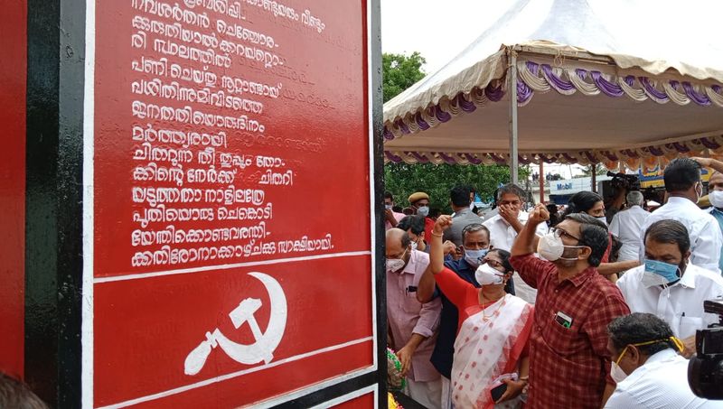 കൊവിഡ് പ്രോട്ടോക്കോൾ പാലിച്ച്, സാമൂഹിക അകലം പാലിച്ച് പുന്നപ്ര വയലാർ സമരഭൂമിയിൽ പുഷ്പചക്രം അർപ്പിക്കാനായിരുന്നു ഒരുക്കങ്ങളെങ്കിലും, നിരവധിപ്പേർ ഈ പരിപാടിക്ക് സാക്ഷ്യം വഹിക്കാൻ അവിടെ എത്തിയിരുന്നു. ഇവർക്കെല്ലാം ഇടയിലാണ് രണ്ടിടത്തും ചടങ്ങുകൾ നടന്നത്.