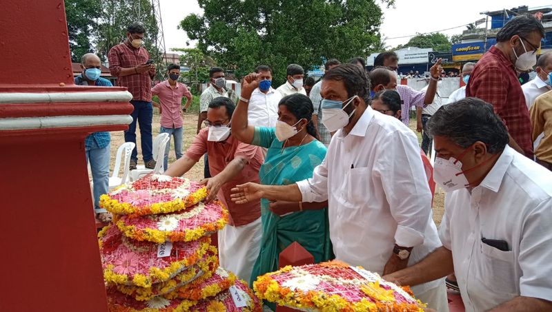 വലിയ ചുടുകാടിലും പുഷ്പചക്രം അർപ്പിച്ച ശേഷം, ആലപ്പുഴ ഗസ്റ്റ് ഹൗസിലെത്തിയ മുഖ്യമന്ത്രിയും മന്ത്രിമാരും ഒന്നിച്ച് പ്രഭാതഭക്ഷണം കഴിച്ച ശേഷമാണ് തിരുവനന്തപുരത്തേക്ക് തിരിച്ചത്. സത്യപ്രതിജ്ഞാചടങ്ങിന് നേരിട്ട് സാക്ഷ്യം വഹിക്കാൻ സിപിഎം ജനറൽ സെക്രട്ടറി സീതാറാം യെച്ചൂരി ദില്ലിയിൽ നിന്ന് എത്തും.