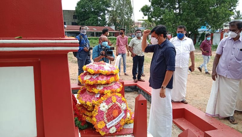 'കൊവിഡ് മഹാമാരിയുടെ രണ്ടാംവരവിന്റെ ഈ കാലത്ത്, എല്ലാവരും മാസ്ക് ധരിച്ചും സാനിറ്റൈസ് ചെയ്തും സാമൂഹ്യ അകലം പാലിച്ചും വാക്സിന് എടുത്തും പ്രതിരോധത്തിന് തയ്യാറാവണമെന്ന് ഏഷ്യാനെറ്റ് ന്യൂസ് അഭ്യര്ത്ഥിക്കുന്നു. ഒന്നിച്ച് നിന്നാല് നമുക്കീ മഹാമാരിയെ തോല്പ്പിക്കാനാവും.' #BreakTheChain #ANCares #IndiaFightsCorona