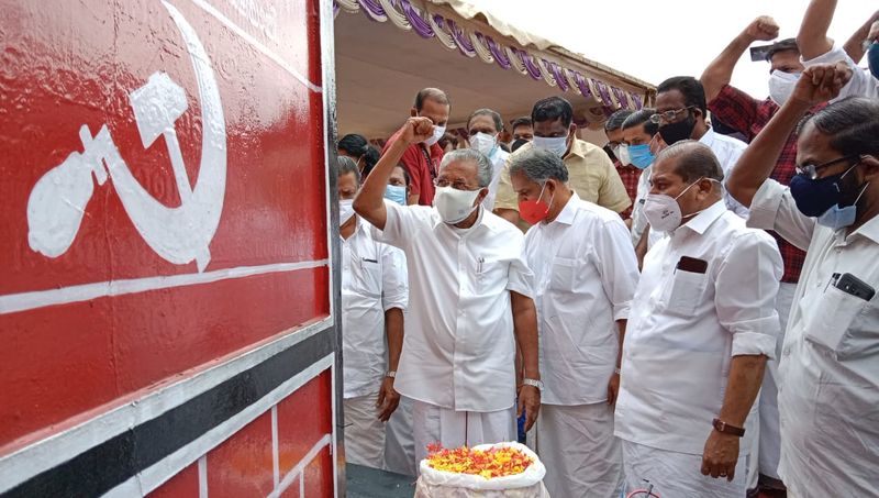 പുന്നപ്ര, വയലാർ സമരഭൂമിയിൽ പുഷ്പചക്രം അർപ്പിച്ച്, സമരഭടൻമാർ ഉറങ്ങുന്ന വലിയ ചുടുകാടിൽ പുഷ്പാഞ്ജലിയർപ്പിച്ചാണ് മുഖ്യമന്ത്രി പിണറായി വിജയനും സംഘവും സത്യപ്രതിജ്ഞയ്ക്കായി തിരുവനന്തപുരത്തേക്ക് തിരിച്ചത്.
