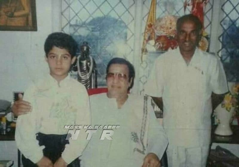 `ఆయన లాంటి రూపం రావడం, పేరు రావడం ఎలా సాధ్యమైంది? ఎందుకు వచ్చిందనేది నాకూ చాలా సార్లు అనిపించేంది. ప్రతి రోజూ ఆలోచించేవాడిని. ఒకానొక సమయంలో తాతగారినే డైరెక్ట్ గా అడిగేద్దామని అనుకున్నాను. ఆయనతో చాలా మాట్లాడాలని ఉండేది. ఈ విషయాలన్నీ అడుగుదామని అనుకున్నాను. కానీ మిస్ అయ్యాను. ఆ అవకాశం రాలేదు` అని తెలిపారు ఎన్టీఆర్.