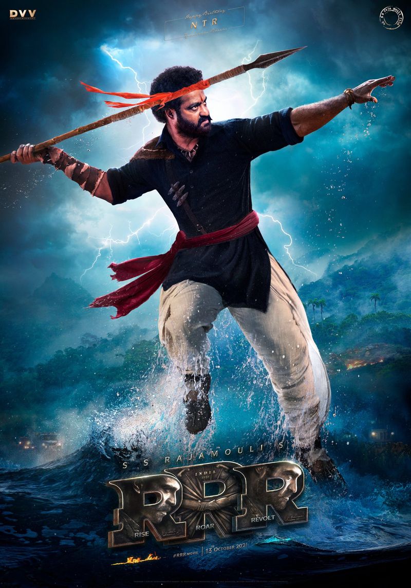 ప్రస్తుతం ఎన్టీఆర్ `ఆర్ఆర్ఆర్` చిత్రంలో నటిస్తున్నారు. రామ్చరణ్ మరో హీరో. రాజమౌళి రూపొందిస్తున్న ఈ చిత్రంలోని కొమురంభీమ్ లుక్ని బర్త్ డే సందర్బంగా విడుదల చేశారు. అది విశేషంగా ఆకట్టుకుంటుంది. దీంతోపాటు కొరటాల శివ దర్శకత్వంలో మరో సినిమా చేస్తున్నారు ఎన్టీఆర్. ఈ సినిమాలో లుక్ ఇలా ఉండబోతుందని పరోక్షంగా హింట్ ఇచ్చింది యూనిట్. దీంతోపాటు ప్రశాంత్ నీల్తోనూ సినిమా చేయబోతున్నట్టు ప్రకటించారు యూనిట్.