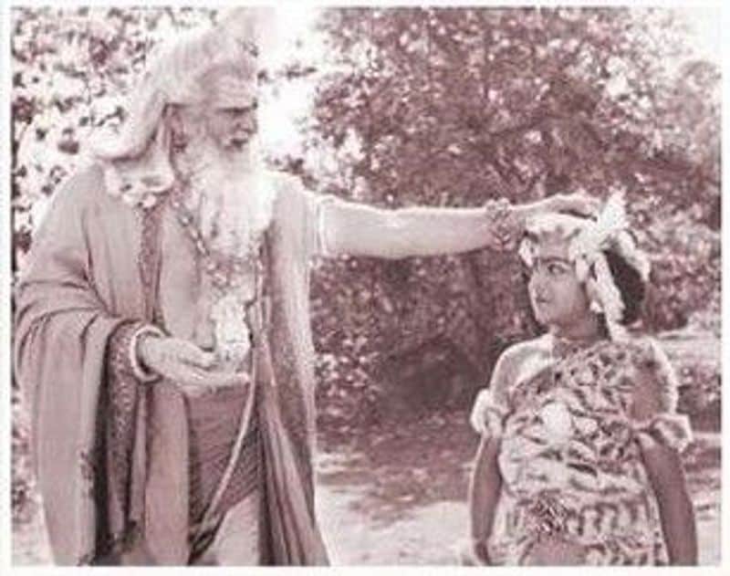 అందులో భాగంగా ఎన్టీఆర్కి సంబంధించిన ఓ ఇంటర్వ్యూ ఇప్పుడు వైరల్గా మారింది. ఇందులో తన తాతగారు ఎన్టీఆర్(సీనియర్) గురించి, అమ్మగారి గురించి ఆయన అనేక విషయాలను వెల్లడించారు.