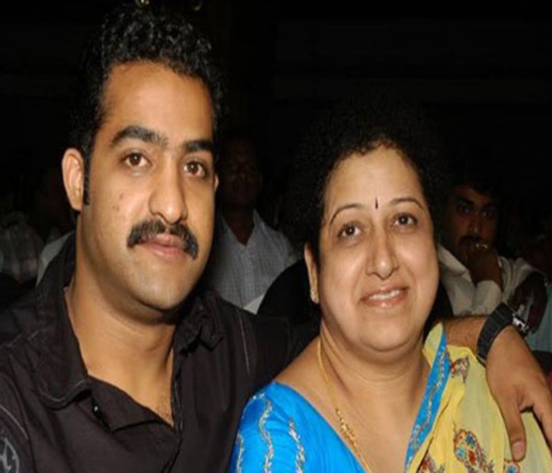 అయితే తన ఫ్యామిలీ గురించి అమ్మ చిన్నప్పటి నుంచే చెప్పిందన్నారు. ఐదేళ్లున్పప్పుడే తన ఫ్యామిలీ పరిస్థితేంటో అమ్మ చెప్పిందని, తాము ఒంటరి ఫ్యామిలీ అని చెప్పిందన్నారు. అయితే అమ్మకి, తనకు ఎప్పుడూ గొడవ అయ్యేదని పేర్కొన్నాడు.
