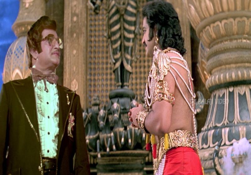 చిన్నప్పుడు తాను బాగా అల్లరి చేసేవాడినని, దీంతో అమ్మ చితగ్గొట్టేదని, కాళ్లు విరగొట్టేందని, ఒకటి రెండు సార్లు కాళ్లు విరిగిన సందర్భాలు కూడా ఉన్నాయని పేర్కొంది. చిన్నప్పుడు తాను వరస్ట్ బాయ్ని అని చెప్పారు.